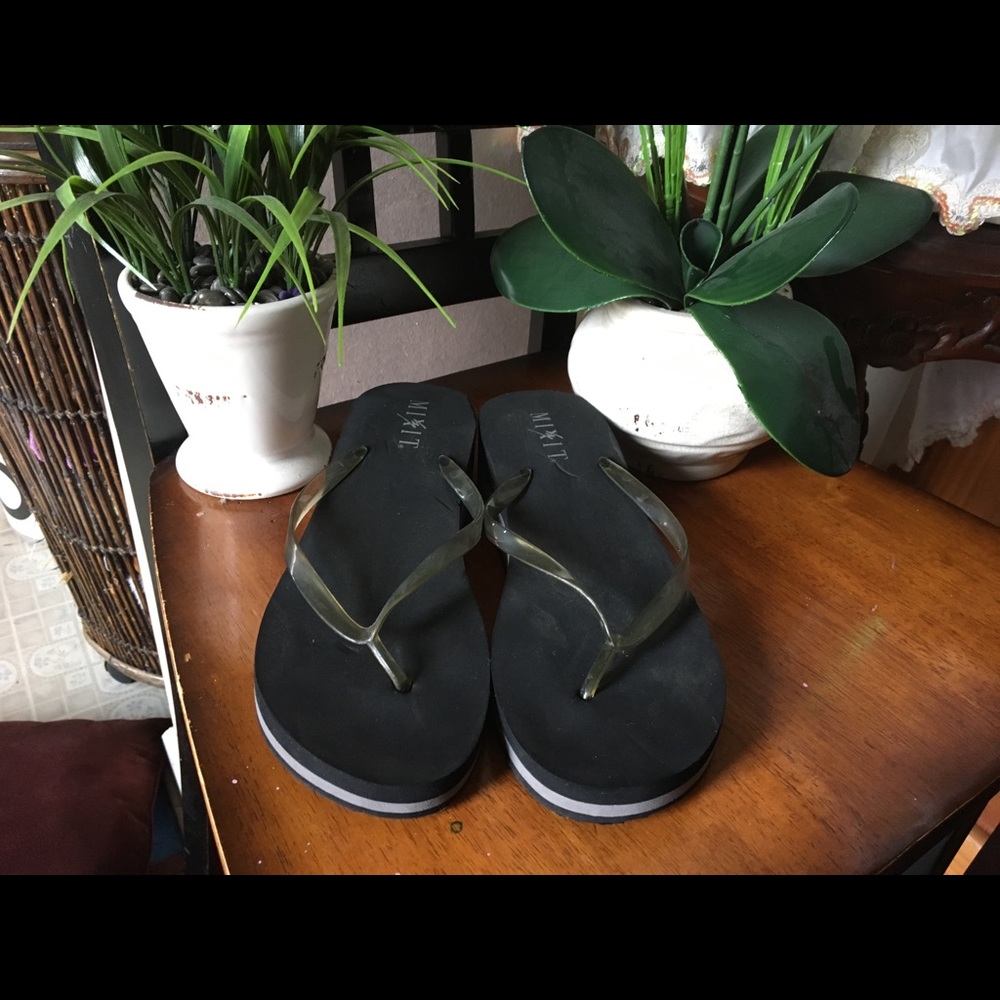 *FREE Mix it Black Platform Flip Flops*